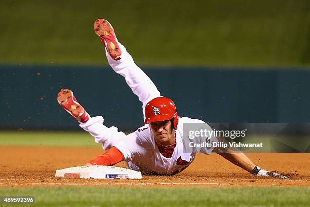 Stephen Piscotty of the St. Louis Cardinals dives back to first base in the eighth inning at Busch Stadium on September 22, 2015 in St. Louis,...