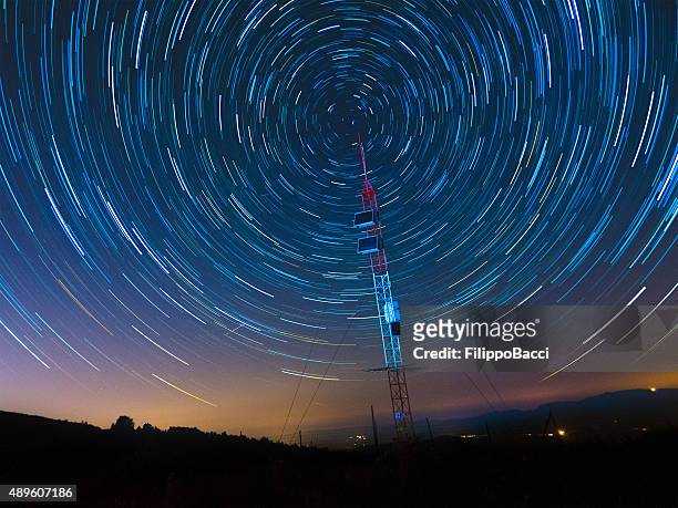 satellite communications under a starry sky - schotelantenne stockfoto's en -beelden