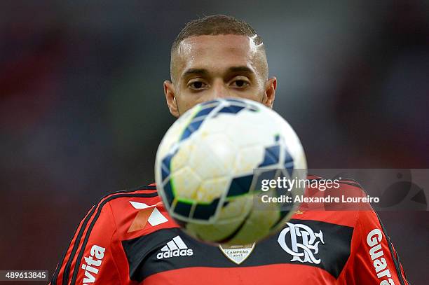 Paulinhoof Flamengo in action during a match between Fluminense and Flamengo as part of Brasileirao Series A 2014 at Maracana on May 11, 2014 in Rio...