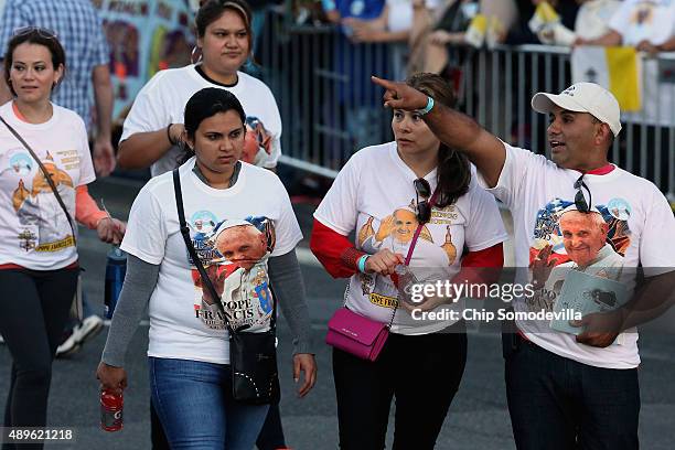 Thousands of people begin to line the parade route that Pope Francis will follow along the National Mall September 23, 2015 in Washington, DC. People...