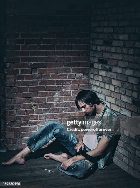 male heroin addict - heroïne stockfoto's en -beelden