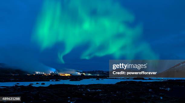 lumières septentrionales sur le lagon bleu-islande - lagon bleu islande photos et images de collection