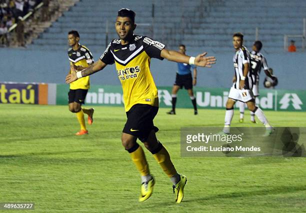 Gabriel celebrate the first goal against the Santos Figueirense of Series A Brasileirao 2014 at Cafe Stadium on May 11, 2014 in Londrina, Brazil.