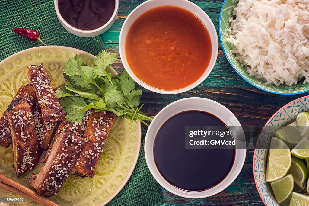 Asiático, churrasco de costelas com gergelim