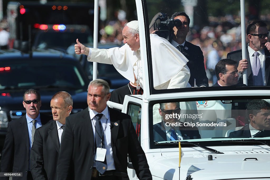 Pope Francis Drives Parade Route Around D.C.'s National Mall