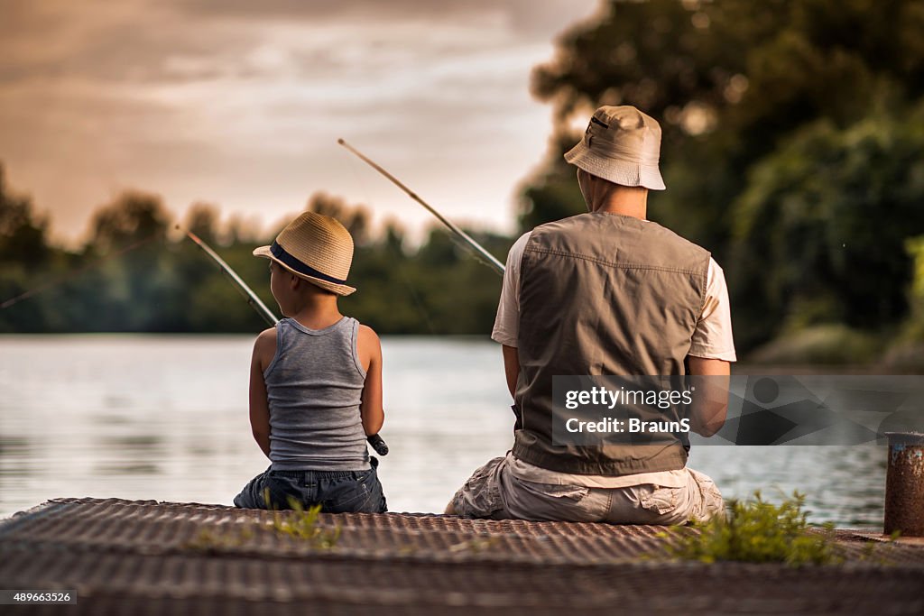 Rückansicht einer Vater und Sohn Angeln.