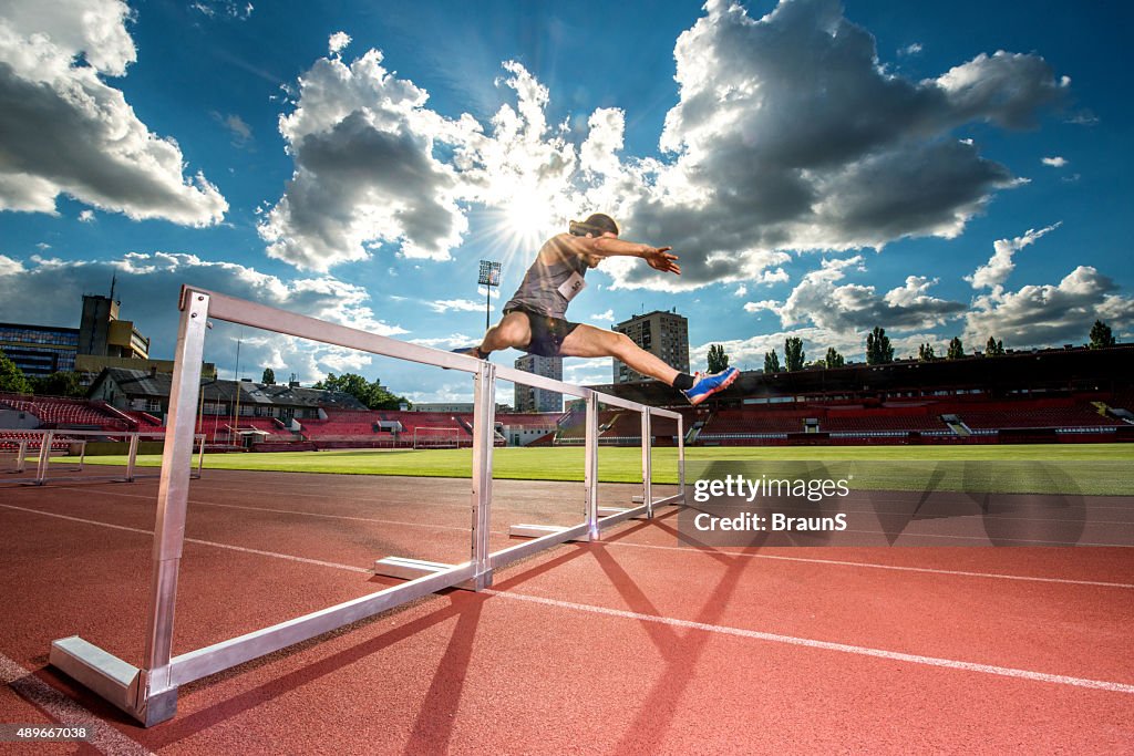 Atleta de salto obstáculos determinar una carrera.