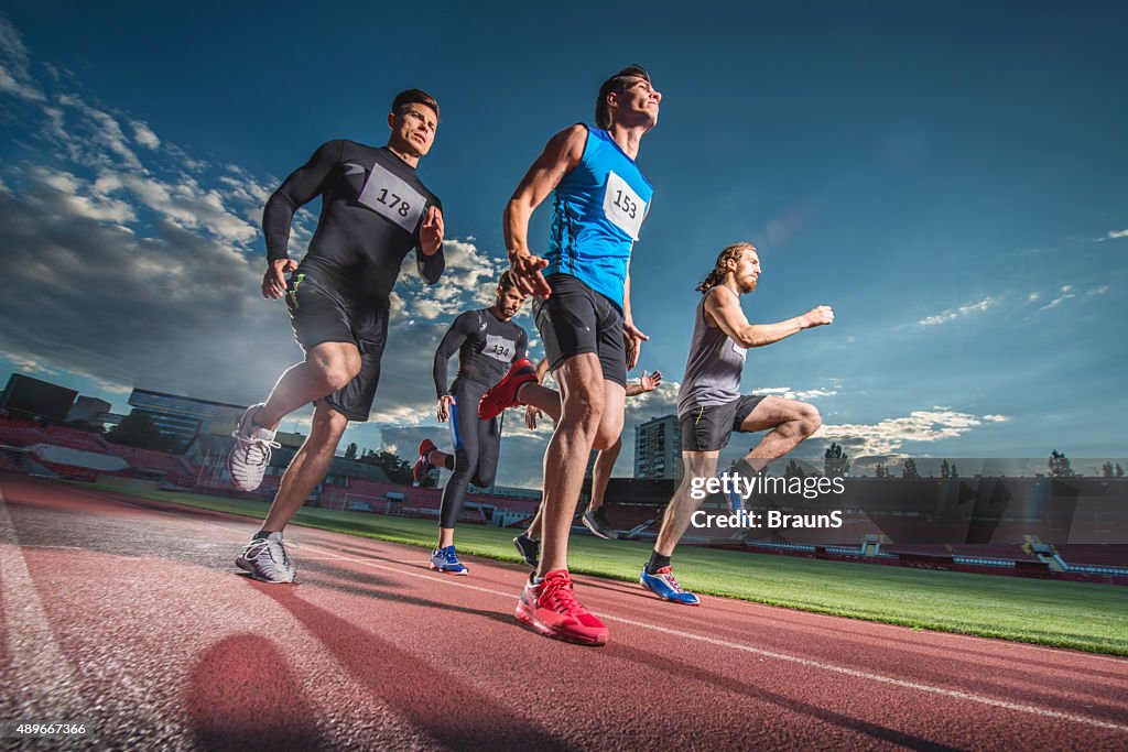 Inquadratura dal basso di squadra jogging in uno stadio.