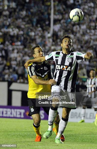 Nem Figueirense drivers the bal on Lucas Lima of Santos in Series A Brasileirao 2014 at Cafe Stadium on May 11, 2014 in Londrina, Brazil.