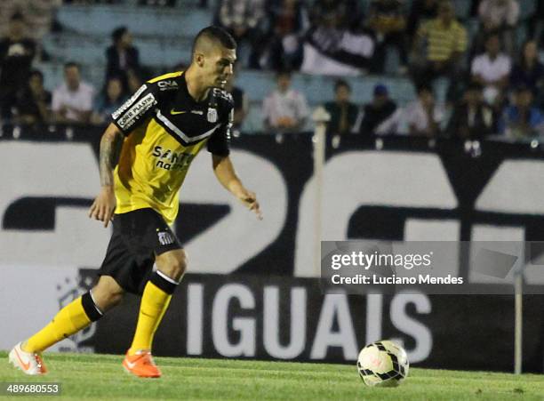 Everson Santos drives the ball in game in Series A Brasileirao 2014 at Cafe Stadium on May 11, 2014 in Londrina, Brazil.