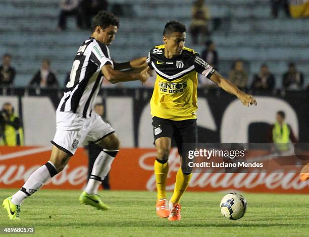 Alisson of Santos babe Nem of Figueirense in game in Series A Brasileirao 2014 at Cafe Stadium on May 11, 2014 in Londrina, Brazil.