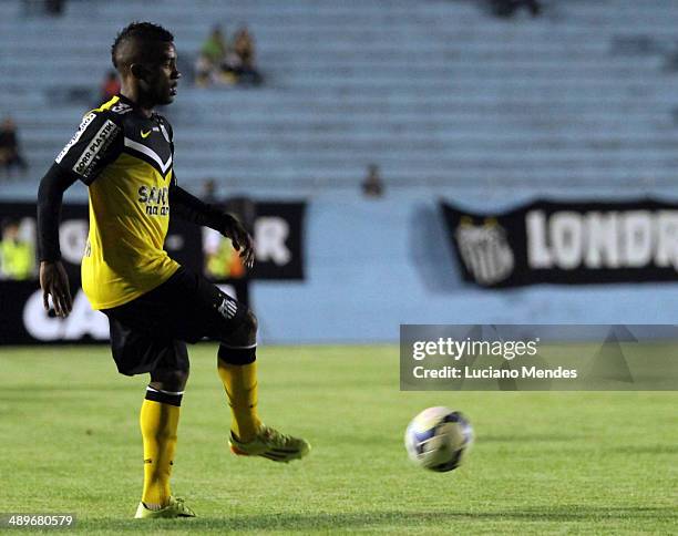 Cicinho of Santos in Series A Brasileirao 2014 at Cafe Stadium on May 11, 2014 in Londrina, Brazil.