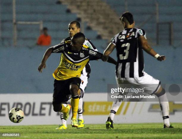 Cicinho of Santos babe Raul Figueirense in Series A Brasileirao 2014 at Cafe Stadium on May 11, 2014 in Londrina, Brazil.