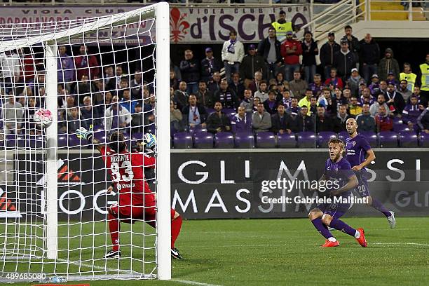 Jakub Blaszczykowski of ACF Fiorentina scores the opening goal during the Serie A match between ACF Fiorentina and Bologna FC at Stadio Artemio...