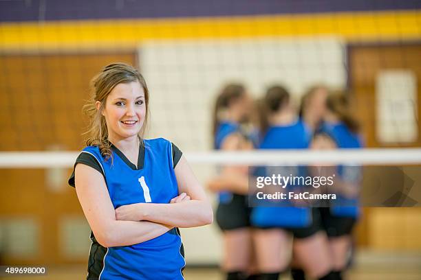 teenage volleyball players in the gym - high school volleyball stockfoto's en -beelden