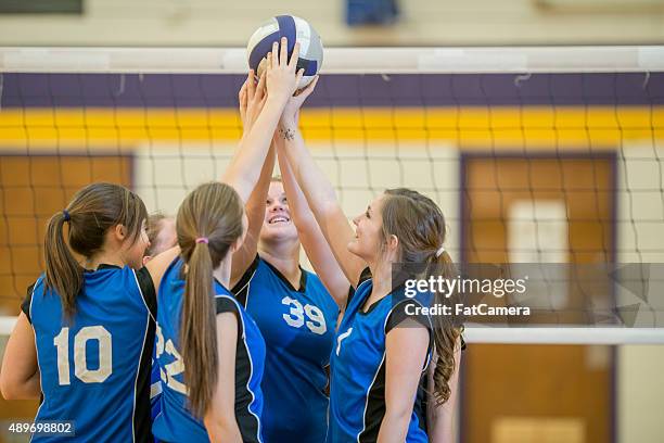 female volleyball team huddle - high school volleyball stockfoto's en -beelden