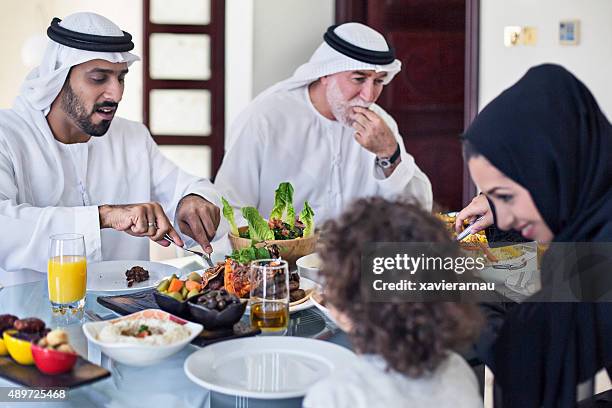 アラビアの昼食時間 - arabic people ストックフォトと画像