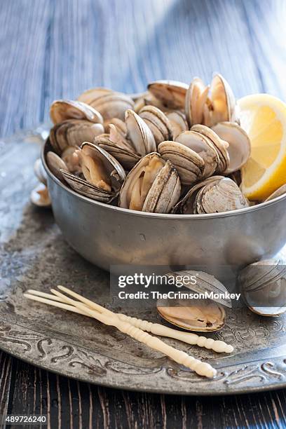 frische gedünstete muscheln - clam seafood stock-fotos und bilder