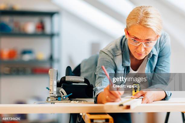 tischler bei der arbeit. - kreissäge stock-fotos und bilder