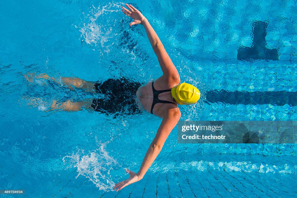 Tomaia vista della giovane donna a Nuoto a farfalla