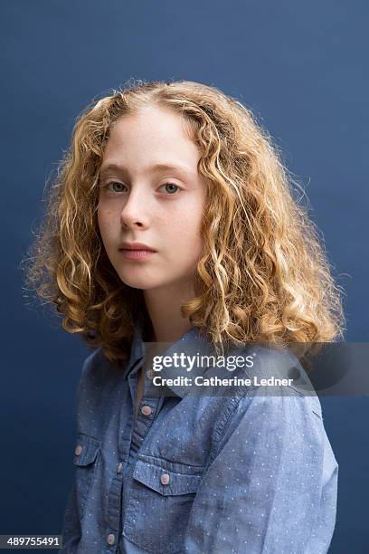 pre-teen girl on blue background - girl blond green eyes photos et images de collection