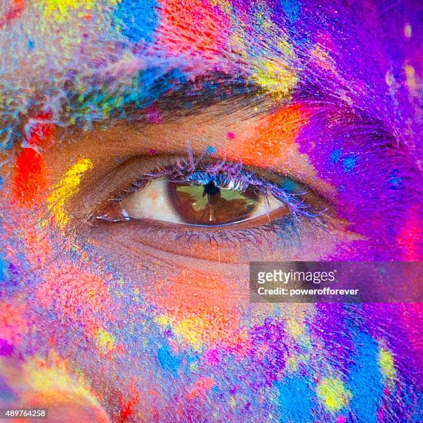 gros plan d'oeil de holi festival - colors of india photos et images de collection