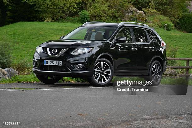 nissan x-trail auf der straße - nissan stock-fotos und bilder