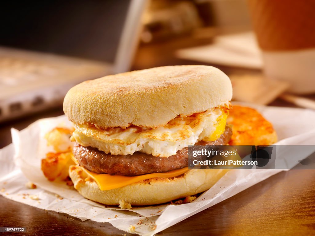 Wurst und Eier Breakfast Sandwich an Ihrem Schreibtisch