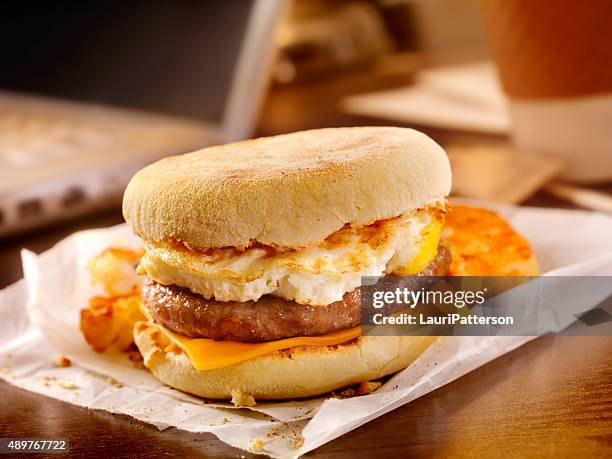 sausage and egg breakfast sandwich at your desk - breakfast eggs stockfoto's en -beelden