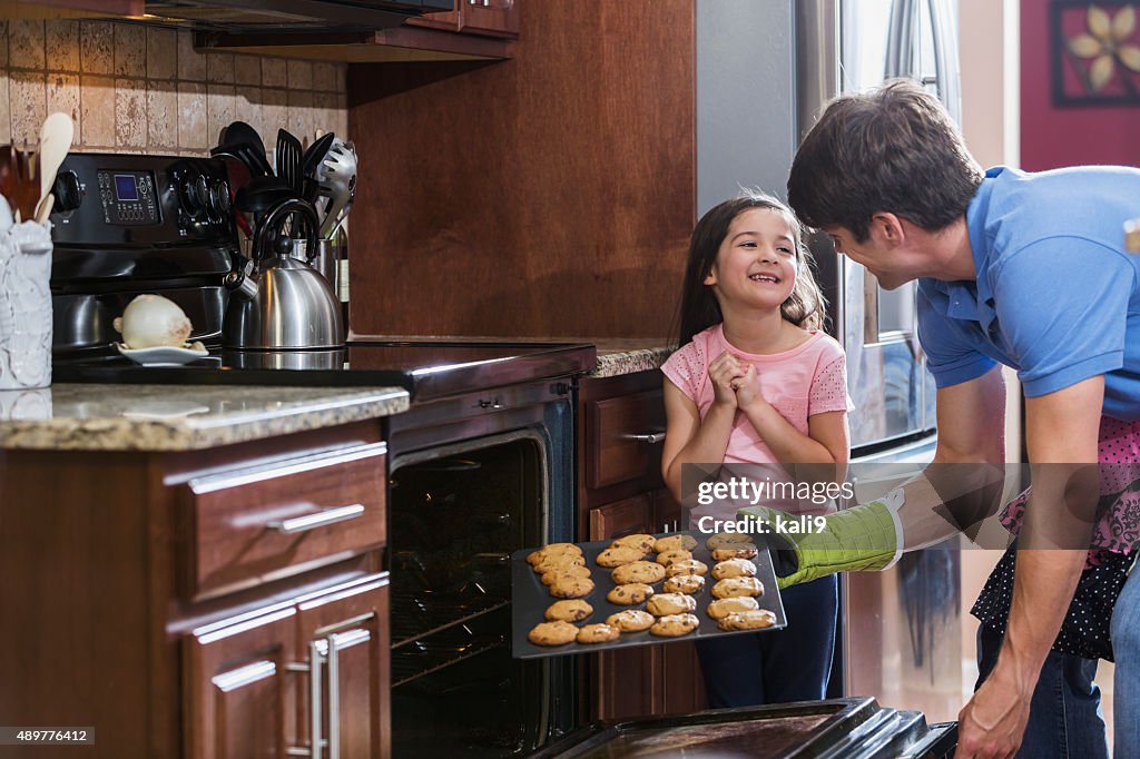 Vater mit Tochter in der Küche Backen Kekse