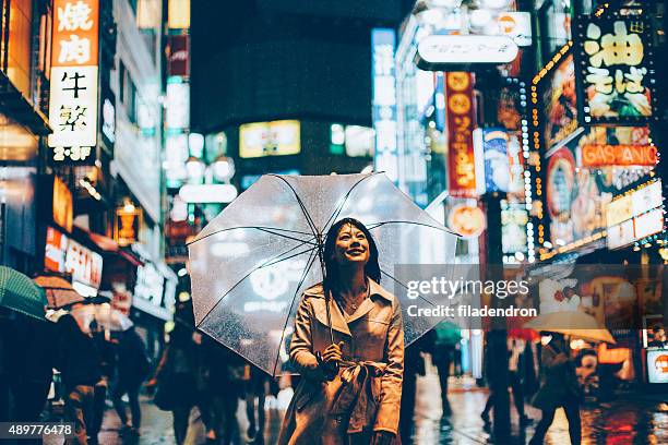 japanese woman outside in the rain - standing in the rain girl stockfoto's en -beelden