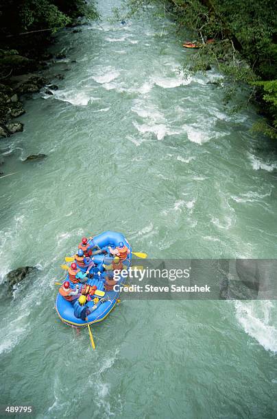 overhead view of white water rafting - rafting sulle rapide foto e immagini stock