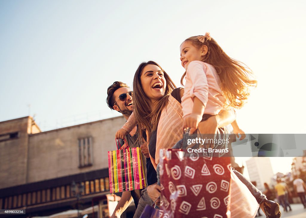 Unten Blick auf junge freudig Familie einkaufen.