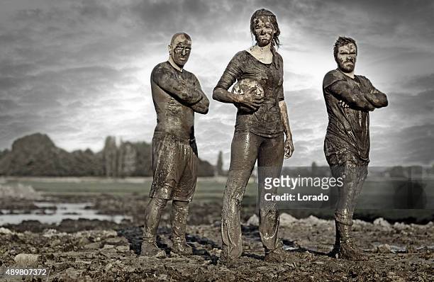 team posieren für ein tolles gruppenbild im schlamm - rugby sport stock-fotos und bilder