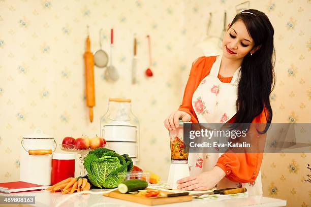 young woman in the kitchen - 1950 females only housewife stock pictures, royalty-free photos & images