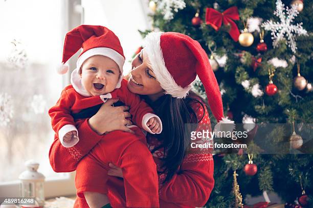 mutter und ihr baby boy sie weihnachten - baby christmas stock-fotos und bilder