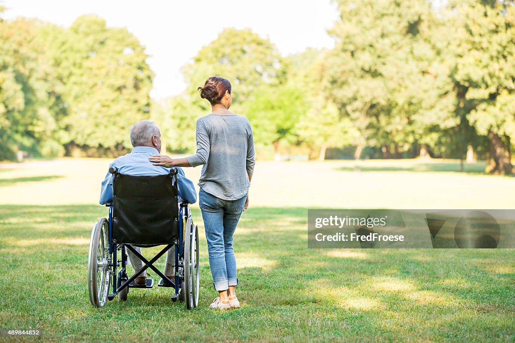 老人男性が座って、車椅子に介護