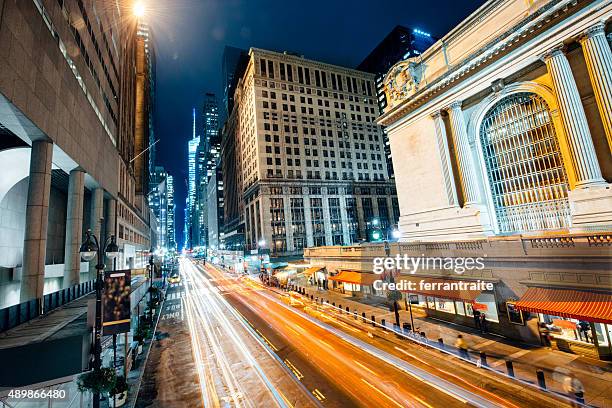 new yorker 42nd street und der grand central station - park avenue stock-fotos und bilder