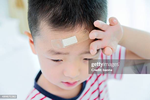 medical treatment - head wound stock pictures, royalty-free photos & images