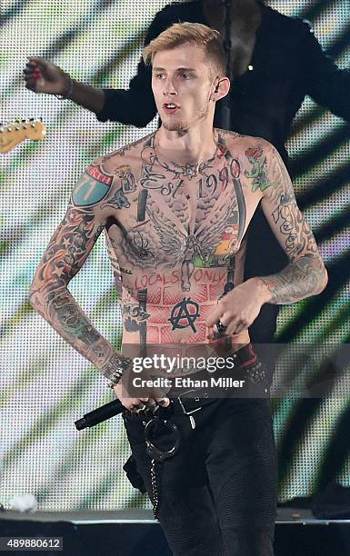 Mk Rapper 2,400 Machine Gun Kelly Rapper Stock Photos, High-Res Pictures, and ...