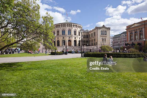 the norwegian parliament building in spring. - traditionally norwegian stockfoto's en -beelden