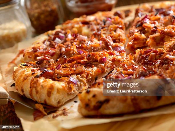 bbq pulled pork pizza - pulled pork pizza stock pictures, royalty-free photos & images