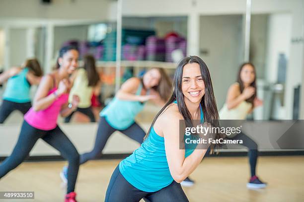 beim ausfallschritt in einen dance-kurs - dance fitness stock-fotos und bilder