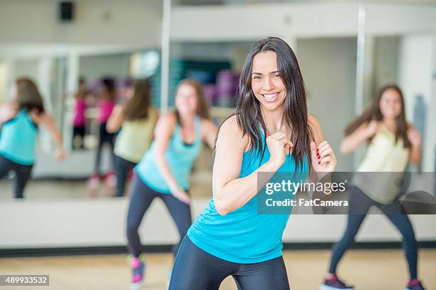 die in der musik, tanz fitness-klasse - dance instructor stock-fotos und bilder