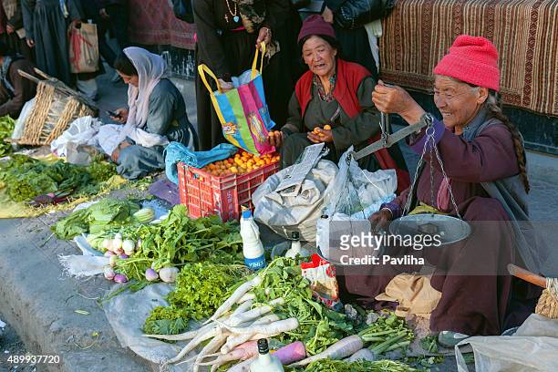 �ältere damen auf der straße verkaufen gemüse leh, tibet, indien - kashmir day stock-fotos und bilder