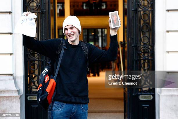 Belgian Jonathan Pierrard is the first customer to leave the Apple Store Opera with the new iPhone 6s on September 25, 2015 in Paris, France. Apple...