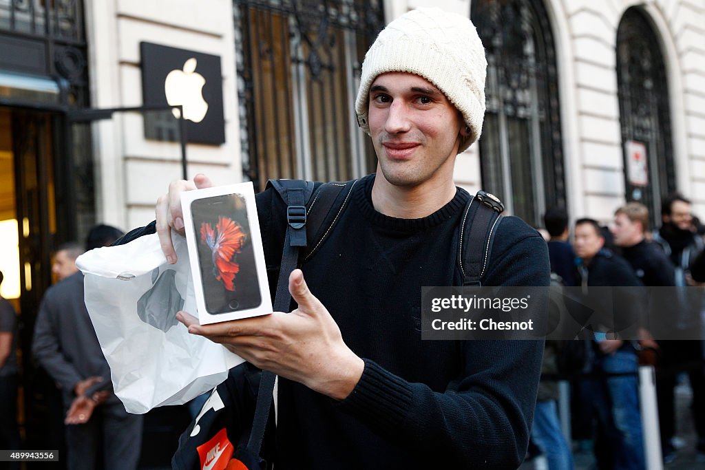 Apple's I Phone 6S : Launch at Apple Opera Store In Paris