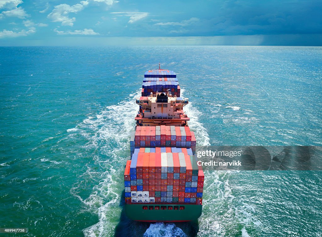 Vista aérea de navios de carga com recipientes de carga