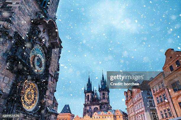 chutes de neige sur la place de la vieille-ville à prague - prague photos et images de collection