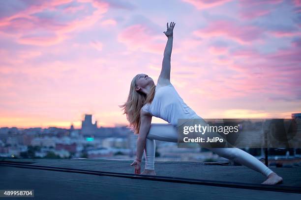 virabhadrasana - sunrise yoga foto e immagini stock